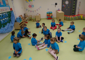 10 Dzieci siedzą wśród papierowych kropelek